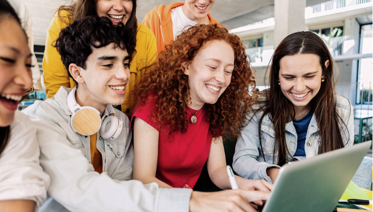 Des étudiants de l'enseignement supérieur heureux de travailler sur des ordinateurs portables de Signpost