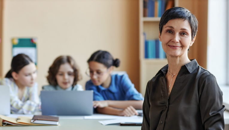 Directrice avec des étudiants utilisant des ordinateurs portables Signpost.