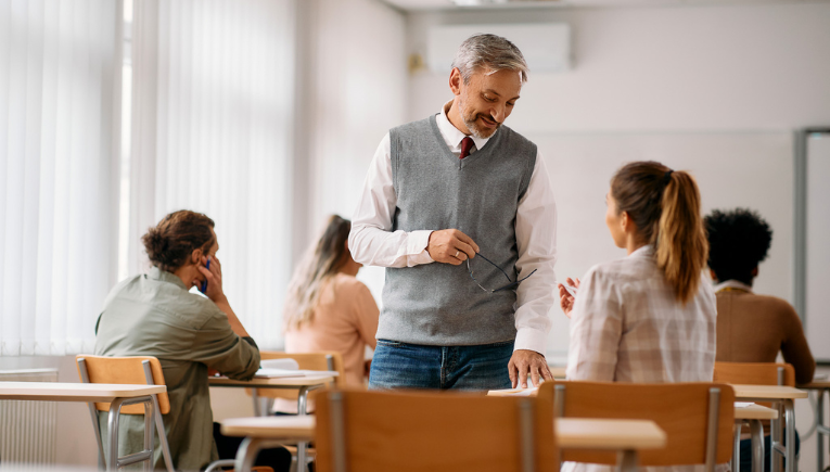 Enseignant aide une étudiante avec des questions-1