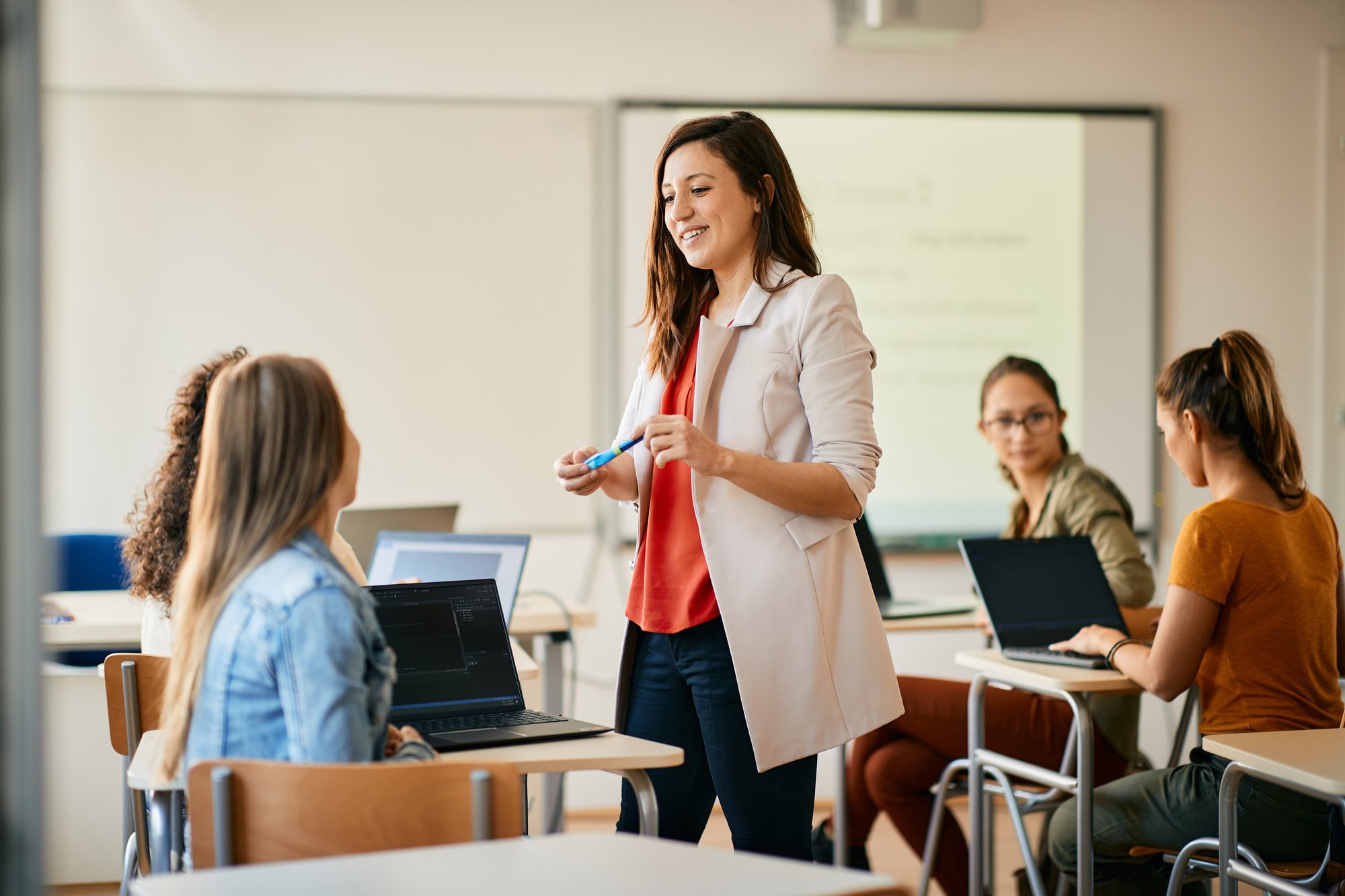 Enseignant ou conférencier enseignant en classe