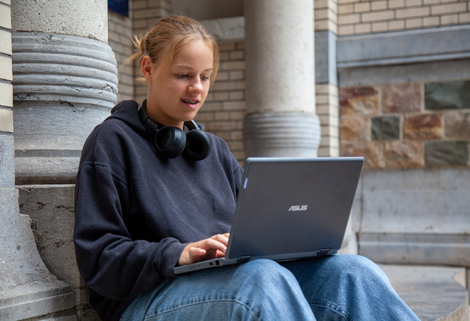 Un élève de l'enseignement secondaire travaille sur un ordinateur portable ASUS acheté auprès d'Academicc Hardware