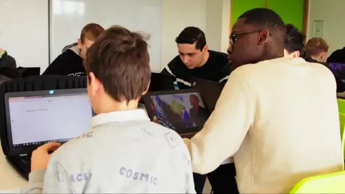 Studenten aan het werk op een laptop van Signpost