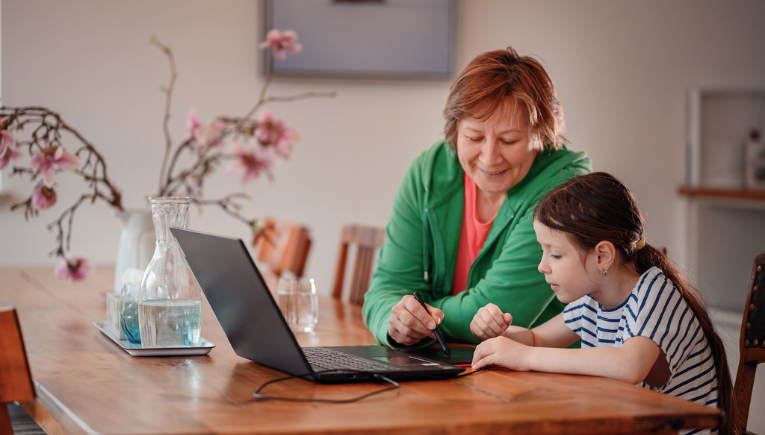 Ouder helpt dochter met huiswerk op een Signpost-laptop met Academic Software